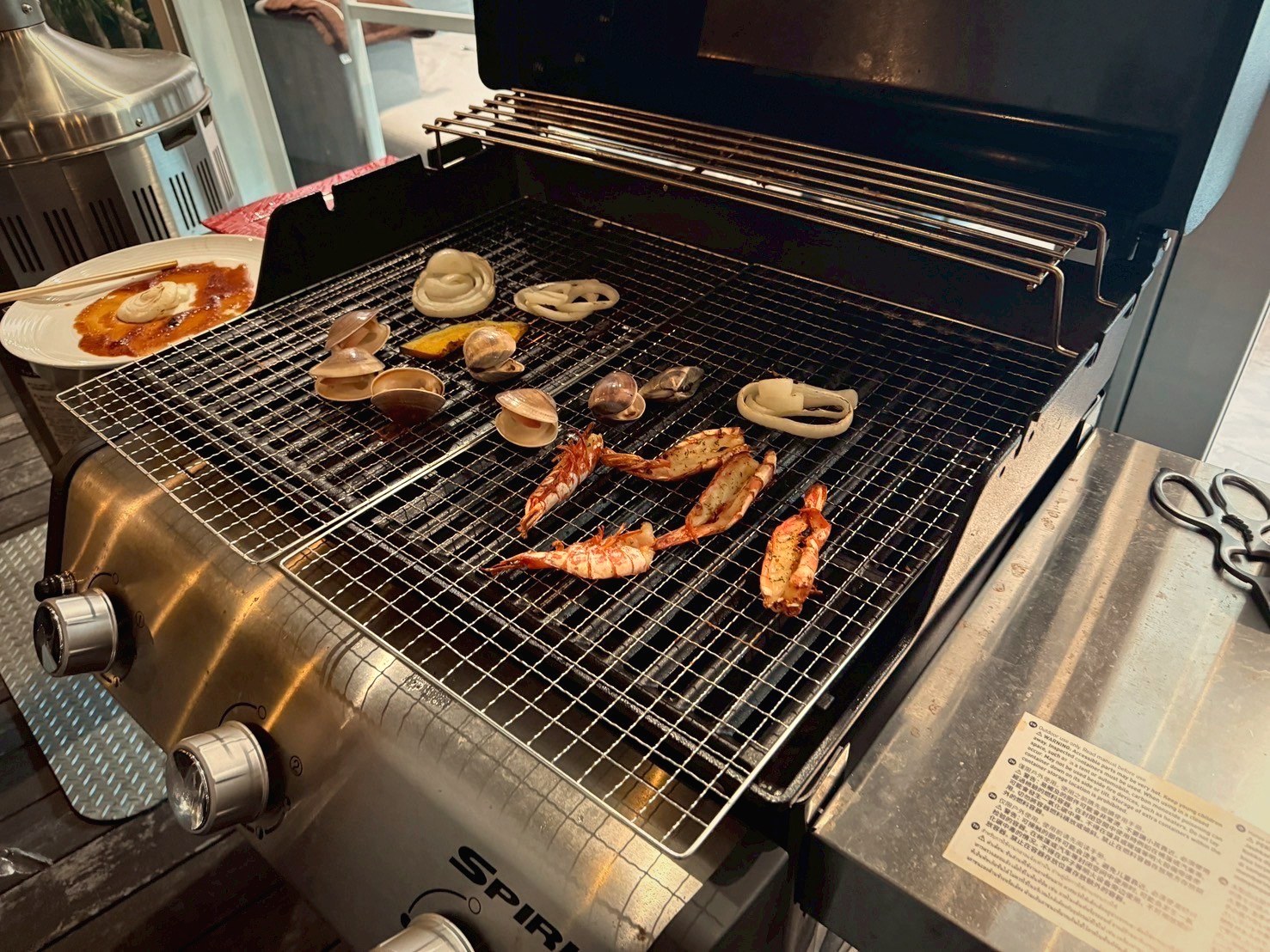 WeberグリルとシーフードのBBQシーン