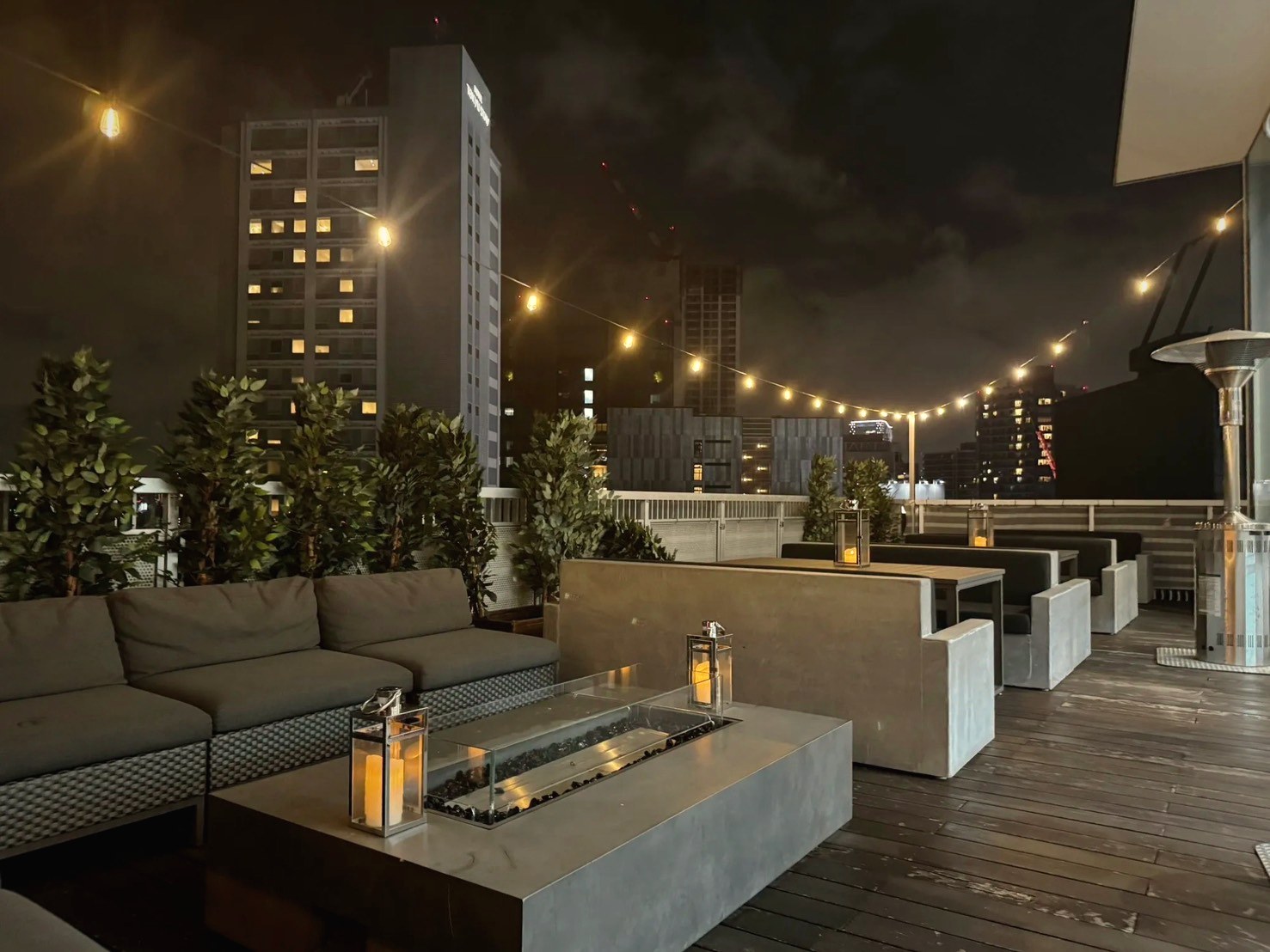 AOYAMA mT TERRACEの夜のルーフトップ全景